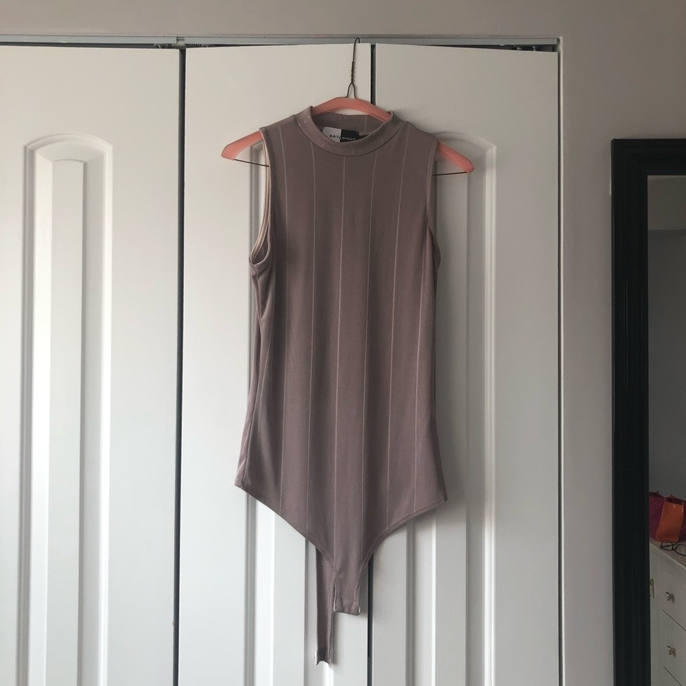 FASHION NOVA SIZE MEDIUM TAN BODYSUIT HIGH NECK